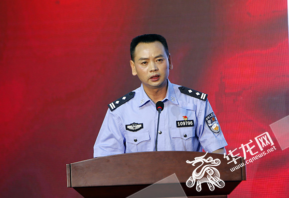 迎接老战友归来杨雪峰先进事迹报告会走进沙坪坝公安
