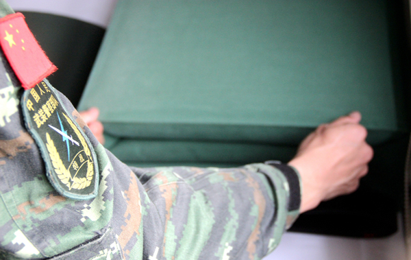 如何整理内务看武警兵哥哥怎么做