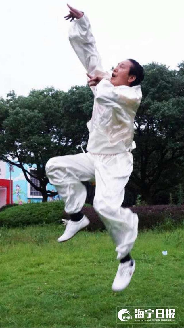 74岁的武林高手练拳虎虎生威