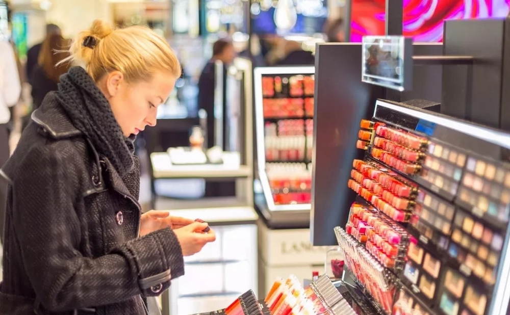 通常商场里购买化妆品的人不如购买服装的多,将化妆品专柜设在人流量