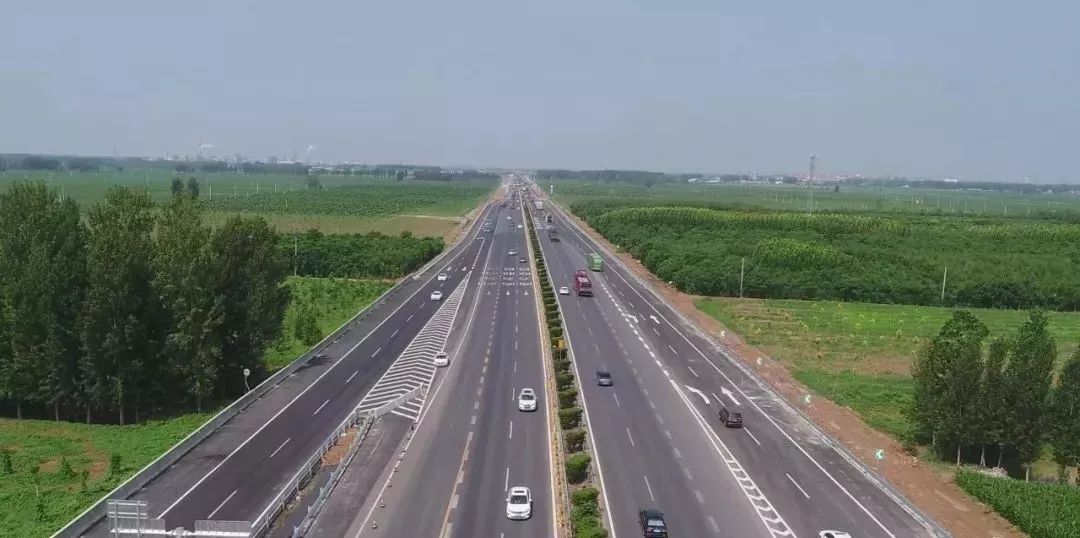 成武,单县四个县,串联菏泽市境内的衔接鲁,豫,皖,赣四省,与德上高速