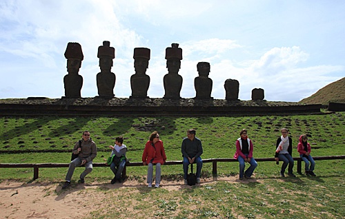 游客在智利拉帕努伊国家公园“安纳克纳”巨人像遗址前休息。（新华社）