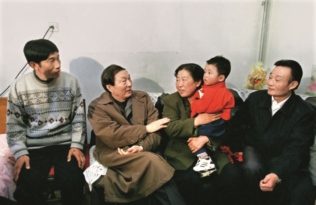 1998年3月，朱镕基来到吉林汽车制动器厂下岗职工李树清（左一）家，了解他们的生活和下岗后的再就业情况。