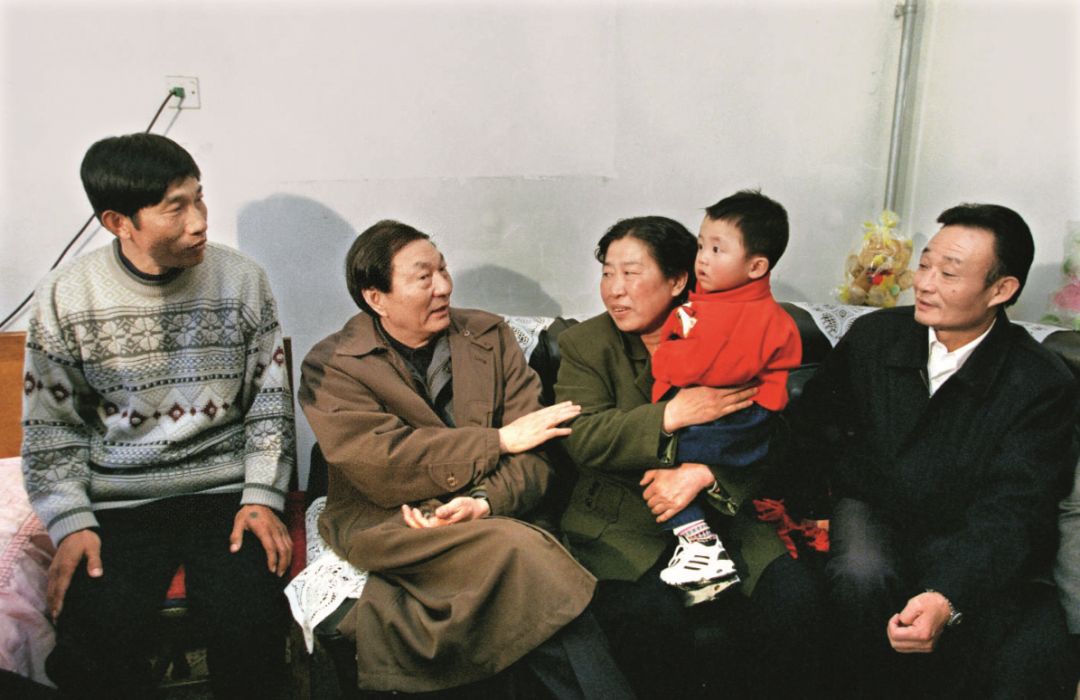 朱镕基下台:总理朱镕基 愿为改革粉身碎骨 1998年3月,朱镕基来到吉林汽车制动器厂下岗职工李树清(左一)家,了解他们的生活和下岗后的再就业情况。