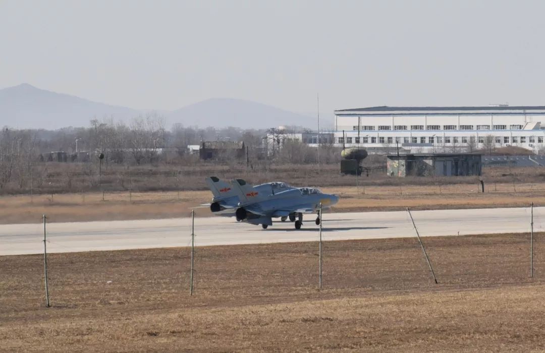 北部战区空军航空兵某旅按实战化组织新年度首飞