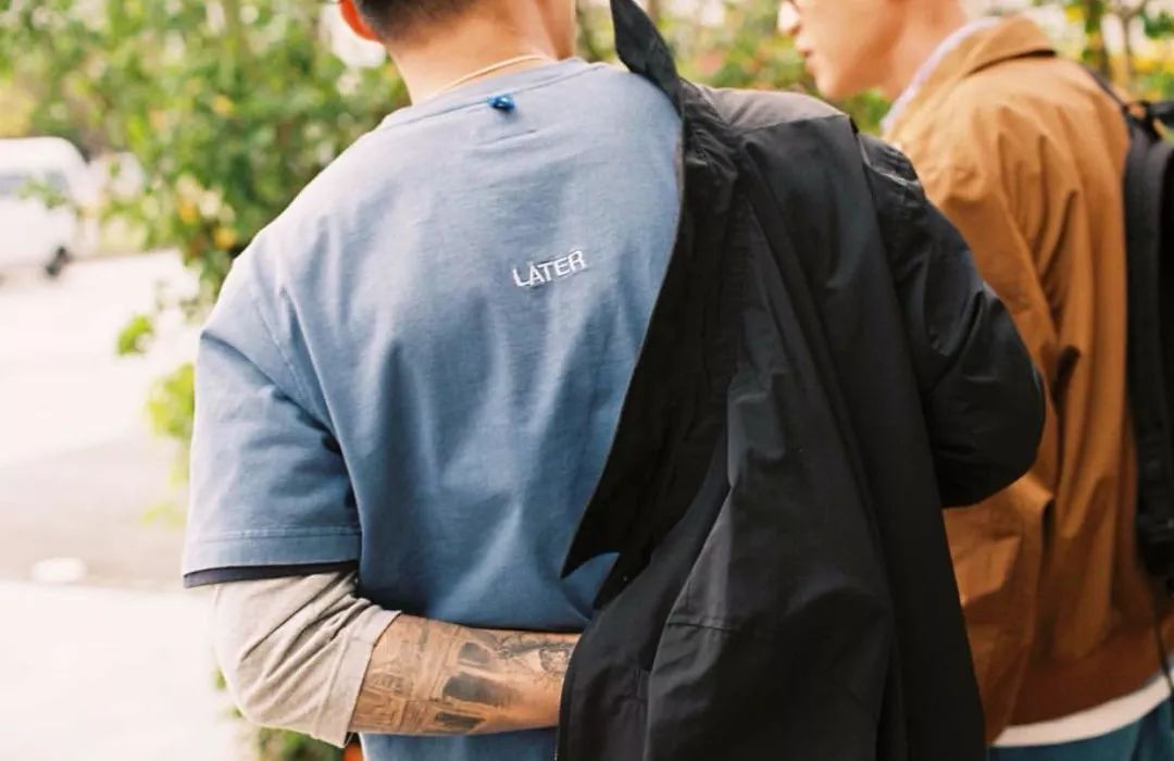 我男朋友舔鞋又闻鞋请问他是变态吗