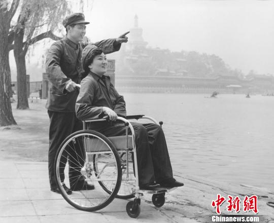 闫志国早年陪伴妻子张胜兰在北京北海公园旅游。首都文明办