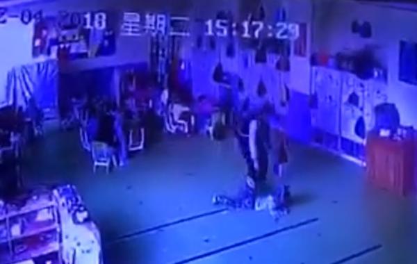 監(jiān)控顯示閆某對幼兒有推打、踢打等行為。