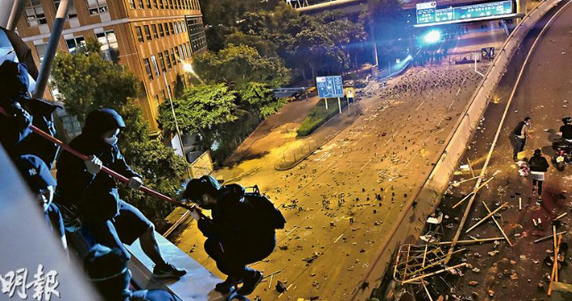 暴徒用繩子吊運(yùn)的方法逃亡(明報(bào))
