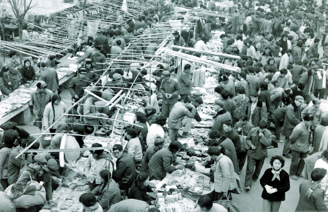 义乌第一代小商品市场（湖清门）摄于1982年 义乌市委宣传部供图