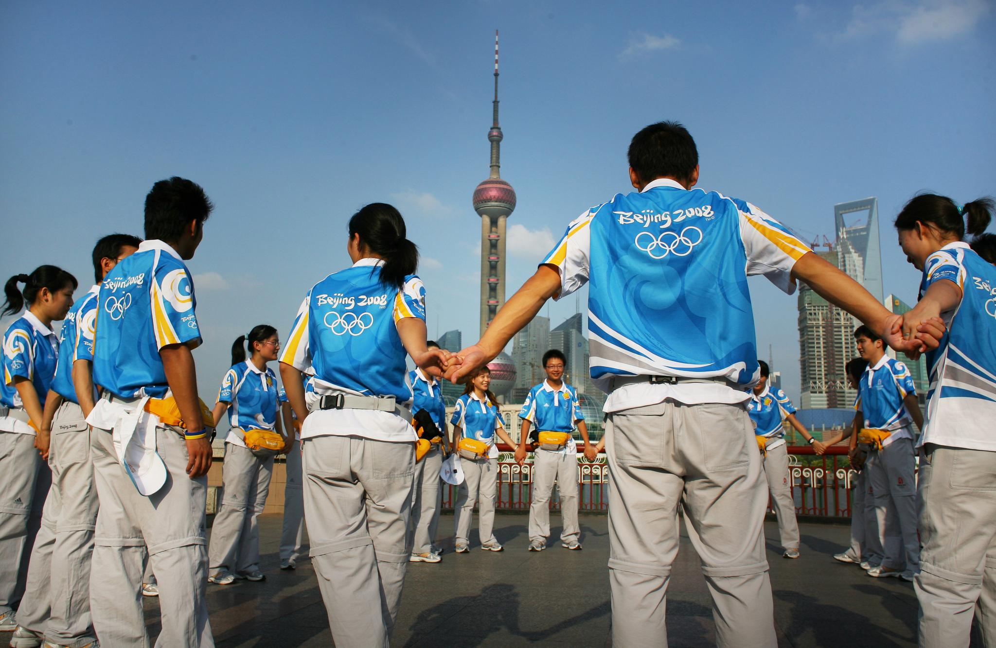 上海   2008年8月8日,外滩的志愿者.拾城 周馨