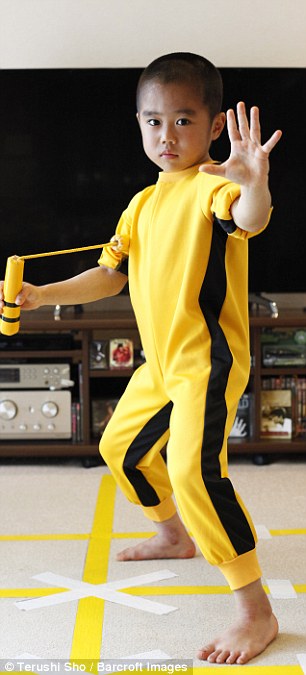 逆天熊孩子成迷你版李小龙拇指俯卧撑展示艰苦训练