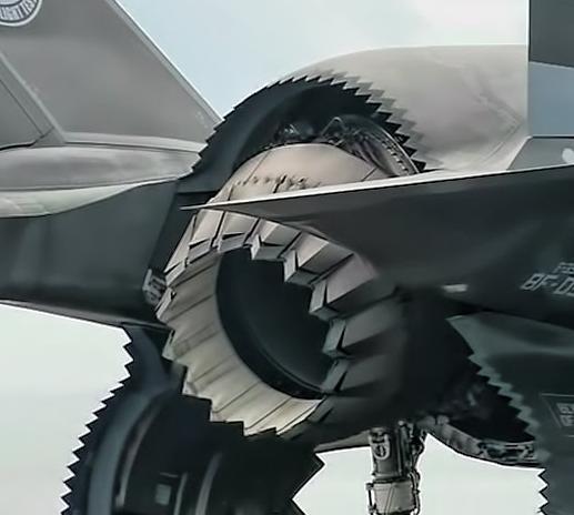 F135的羽片就采用了大锯齿设计，对于隐身的效果要好一些