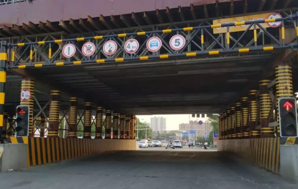 汗水……以后驾车从长江大桥到江北大道将实现全程无红绿灯的快速通行