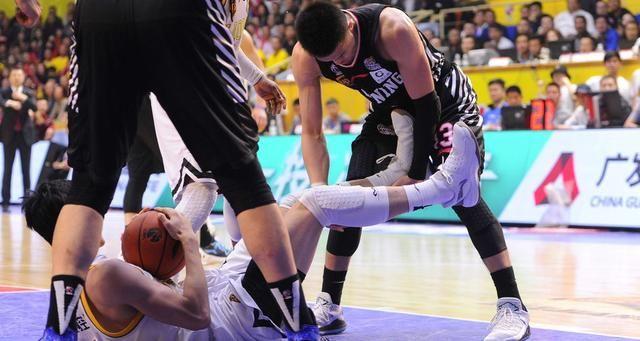 刘铮踢向郭艾伦裆部