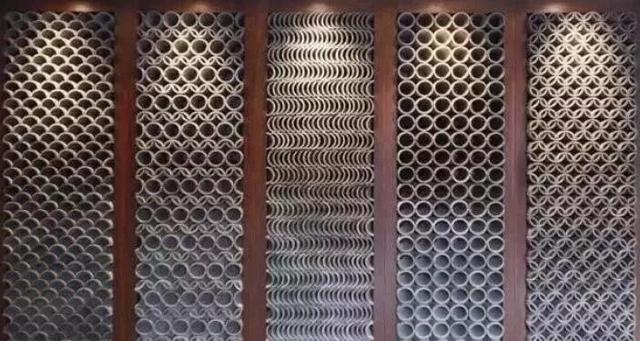 瓦片的造型有很多种,而且它还能够变换出很多类型的图案,作为墙壁装饰