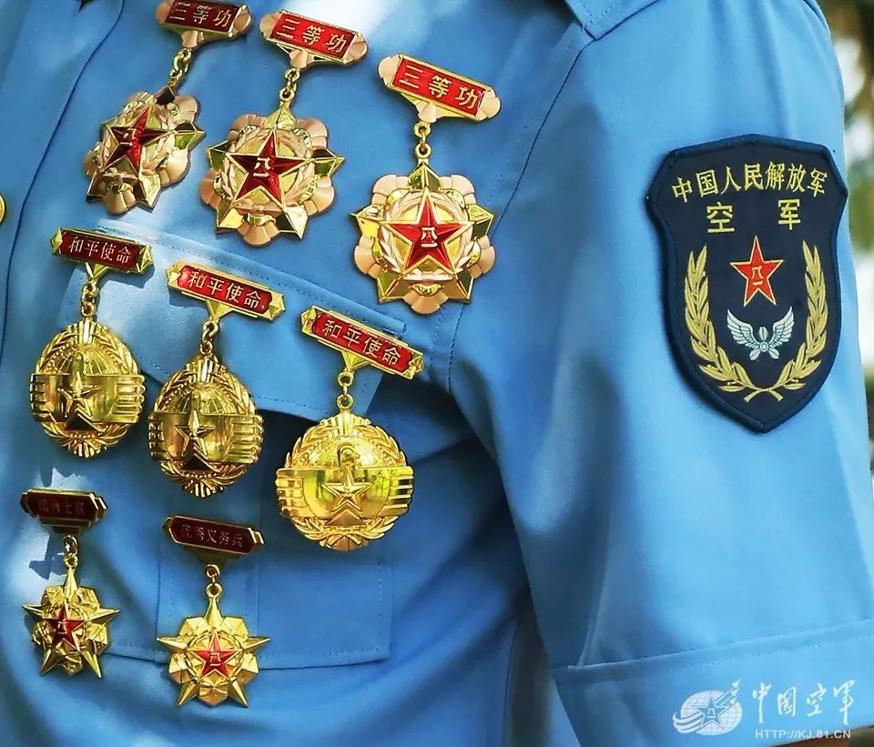 五年军旅,周国宇胸口挂上了8枚军功章,成为名副其实的"兵王".