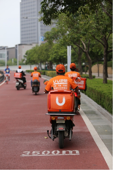 "懒人经济"火了同城速递 二线城uu跑腿配送员月入上万