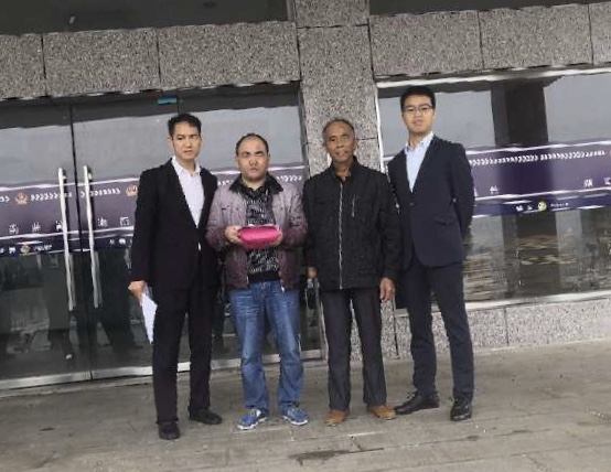 10月16日，律师和家人接姚小皇离开看守所。