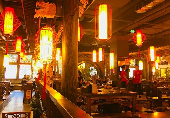 北京一家小龙坎,由于工作日,仅有3桌就餐顾客