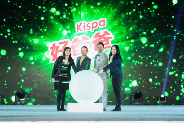 好爸爸品牌代言人黄磊,京东商城消费品事业部总裁冯轶一起"点亮珍贵