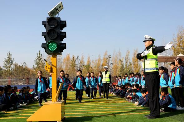 峄城交警为小学生办"过马路培训班"|交警|交通安全_新浪新闻