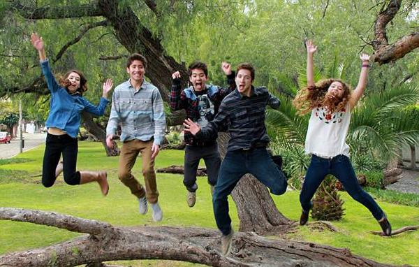 美五胞胎兄妹毕业于同所大学 靠打工和贷款完成学业