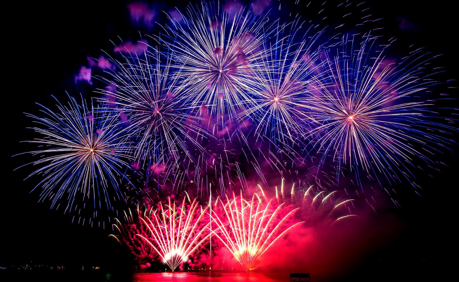 烟花绽放迎中秋