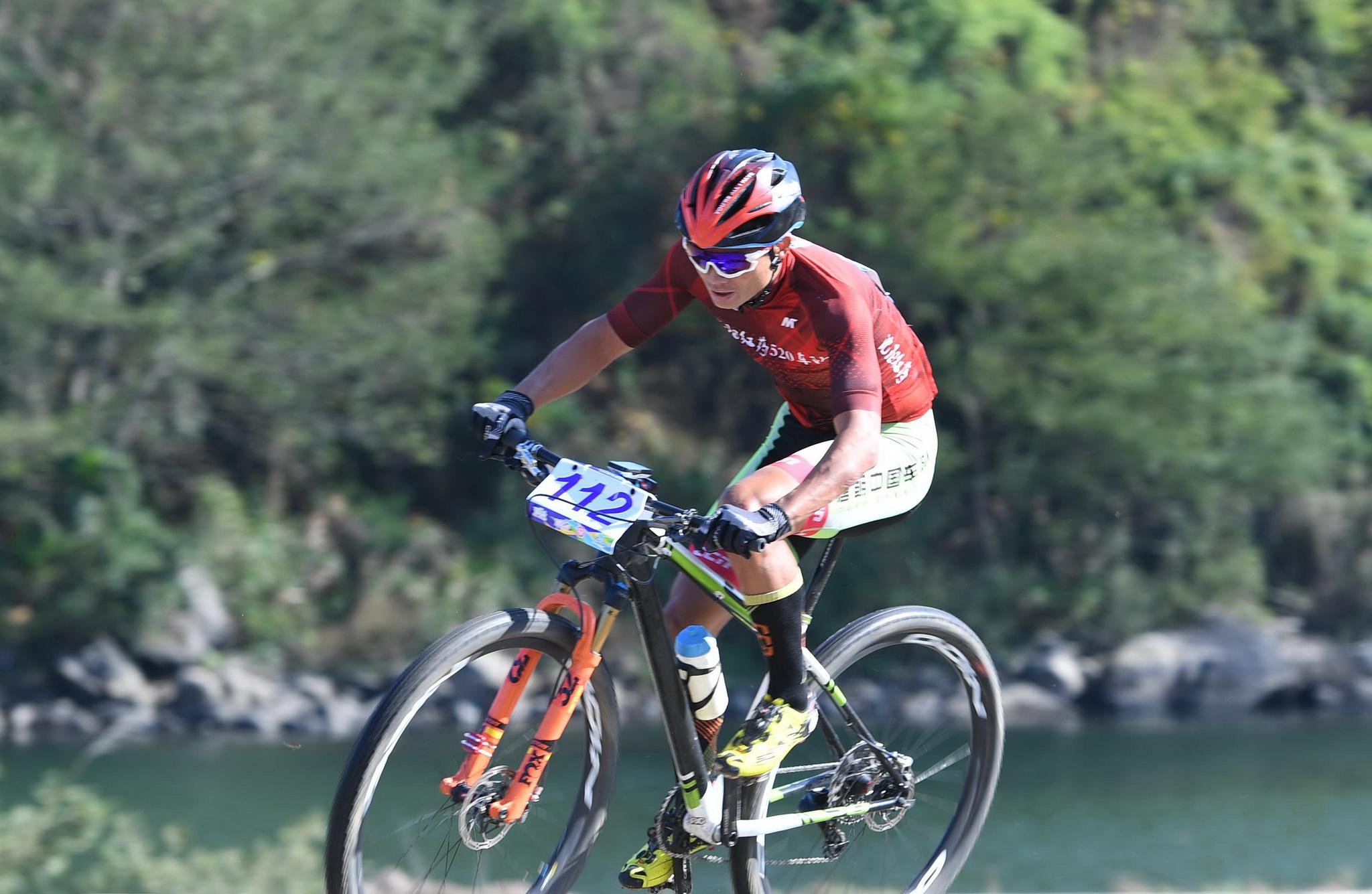 12月1日,甘肃省山地自行车队选手石帅在比赛中.