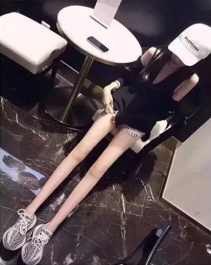 现在的审美完全趋向于病态,刘亦菲这样的在路人里粗细很正常的腿被全