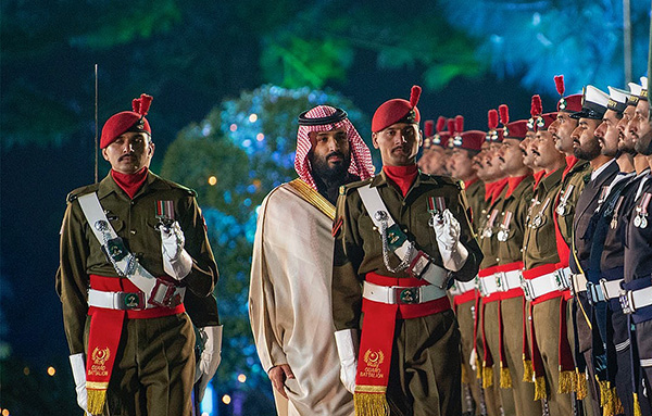 沙特王储访巴基斯坦获高度礼遇,签20亿美元大