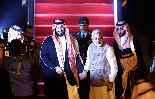 当地时间2019年2月19日，印度新德里，沙特王储穆罕默德·本·萨勒曼抵达当地，对印度展开访问。印度总理莫迪亲赴机场迎接。 视觉中国 图