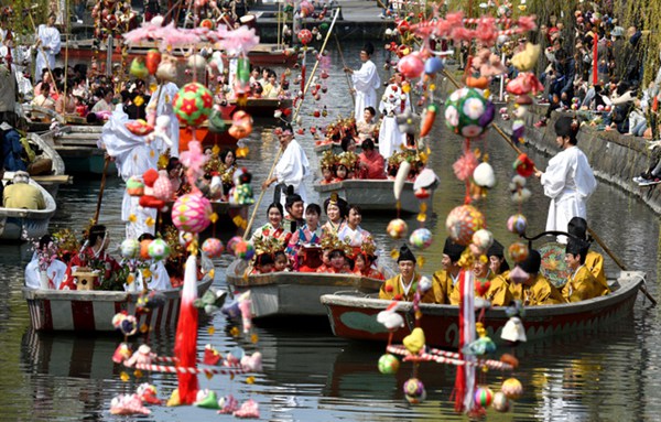 日本水乡柳川举行女儿节水上巡游活动
