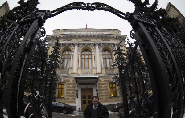 资料图：在俄罗斯首都莫斯科，行人从俄罗斯中央银行门前走过。 （新华社）