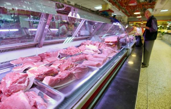 上周肉类价格以降为主,其中猪肉批发价格为每公斤43.66元,下降8.6%。 新华社 资料图
