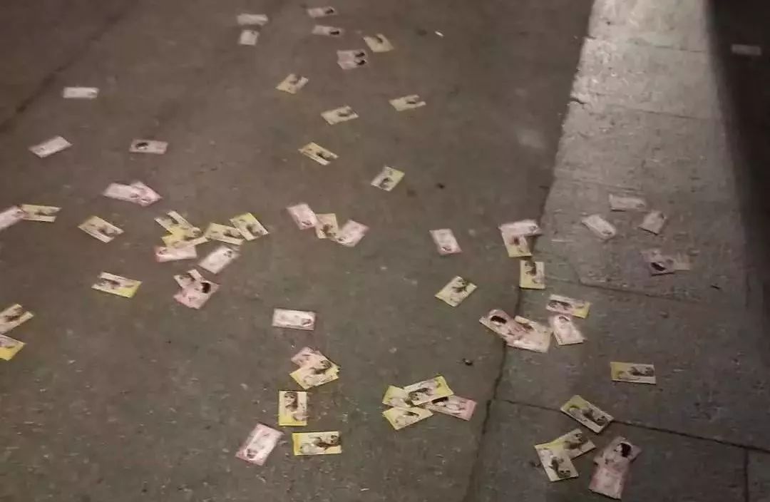 这些衣着暴露的小卡片满街都是警察叔叔出手了