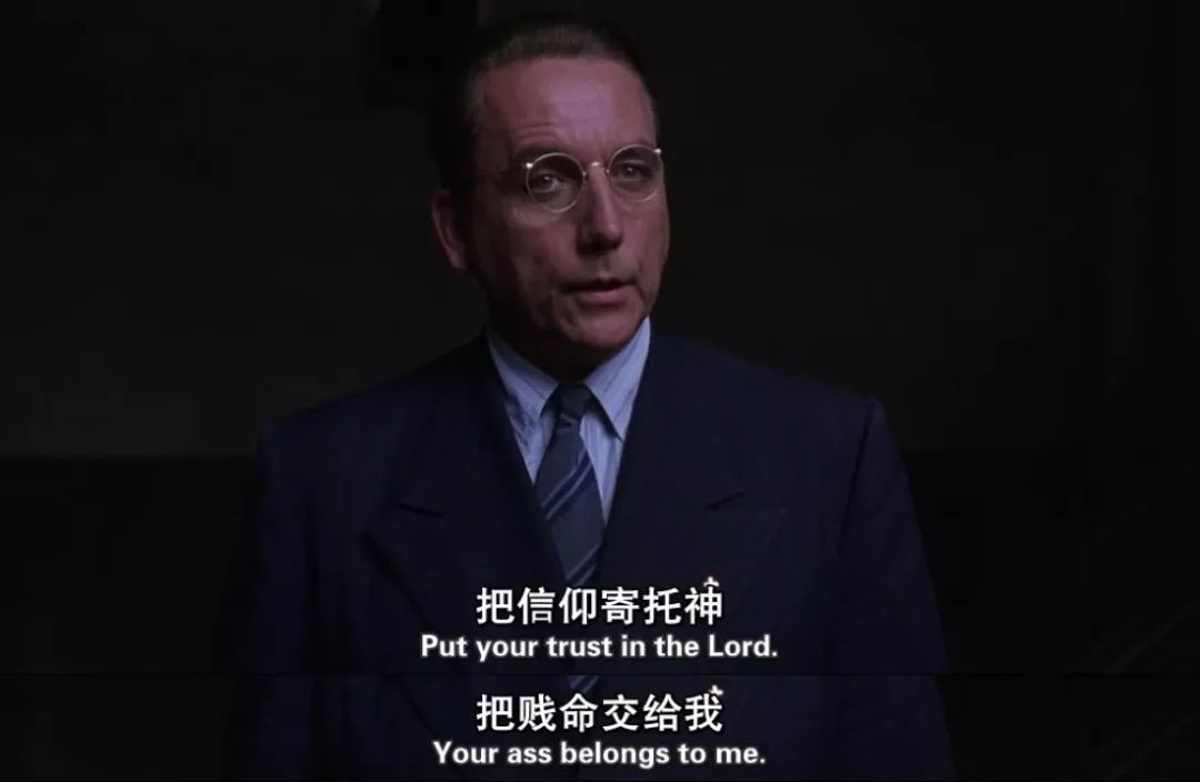 在肖申克,典狱长是权力的最顶端,这是警卫长给他们的第一个下马威.