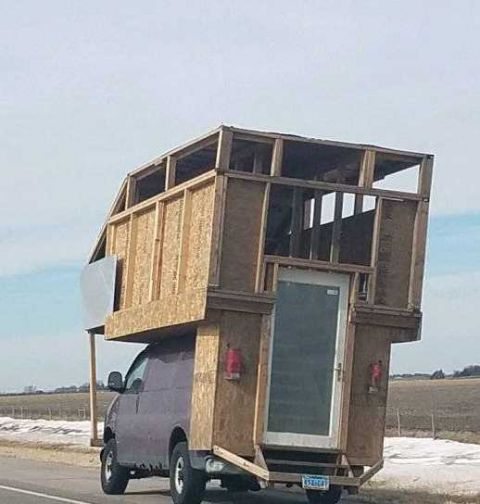 国外一自制房车上街,差点被风吹翻,警察赶紧叫停