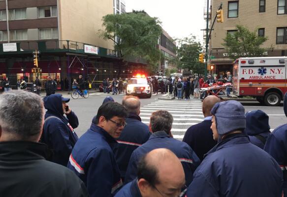 纽约警方在曼哈顿城发现可疑包裹。（图源：CNN）