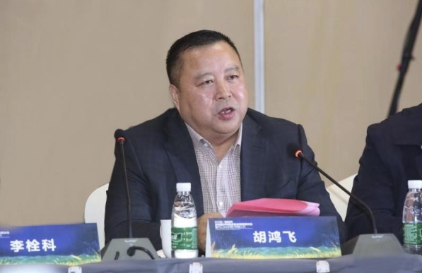 永鸿集团董事长胡鸿飞主题发言 永鸿集团作为江苏省农业中的龙头企业