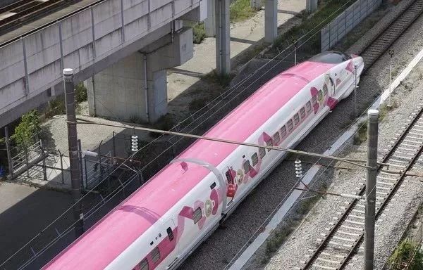 座上这趟hellokitty主题列车,感觉自己萌萌哒 |日本旅游