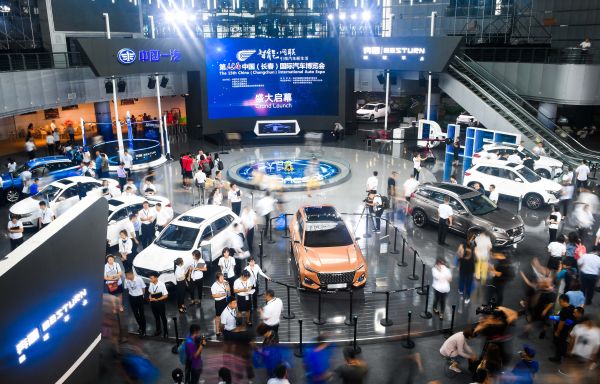 资料图片:2018中国(长春)国际汽车博览会,参观者在展馆内观看展出的车辆。(新华社)