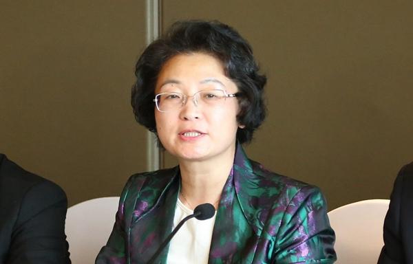 大连市副市长温雪琼代表民革辽宁省委员会在省政协十二届二次会议上