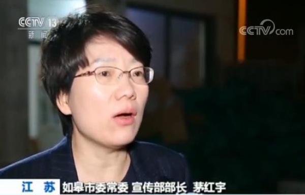 一诺千金诚信妻子扛钢管为亡夫还债一定会还清欠款