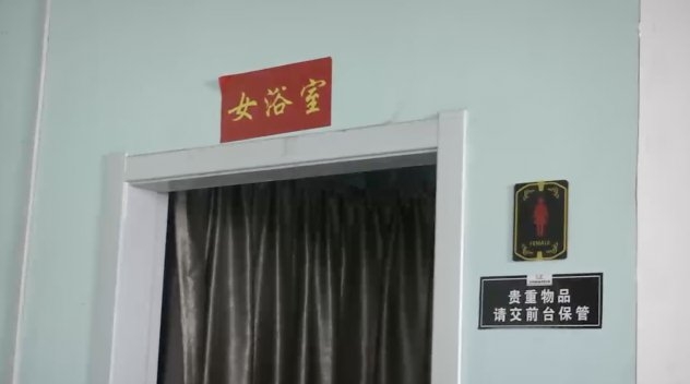 女子健身房更衣室换衣服 男教练从墙缝偷拍