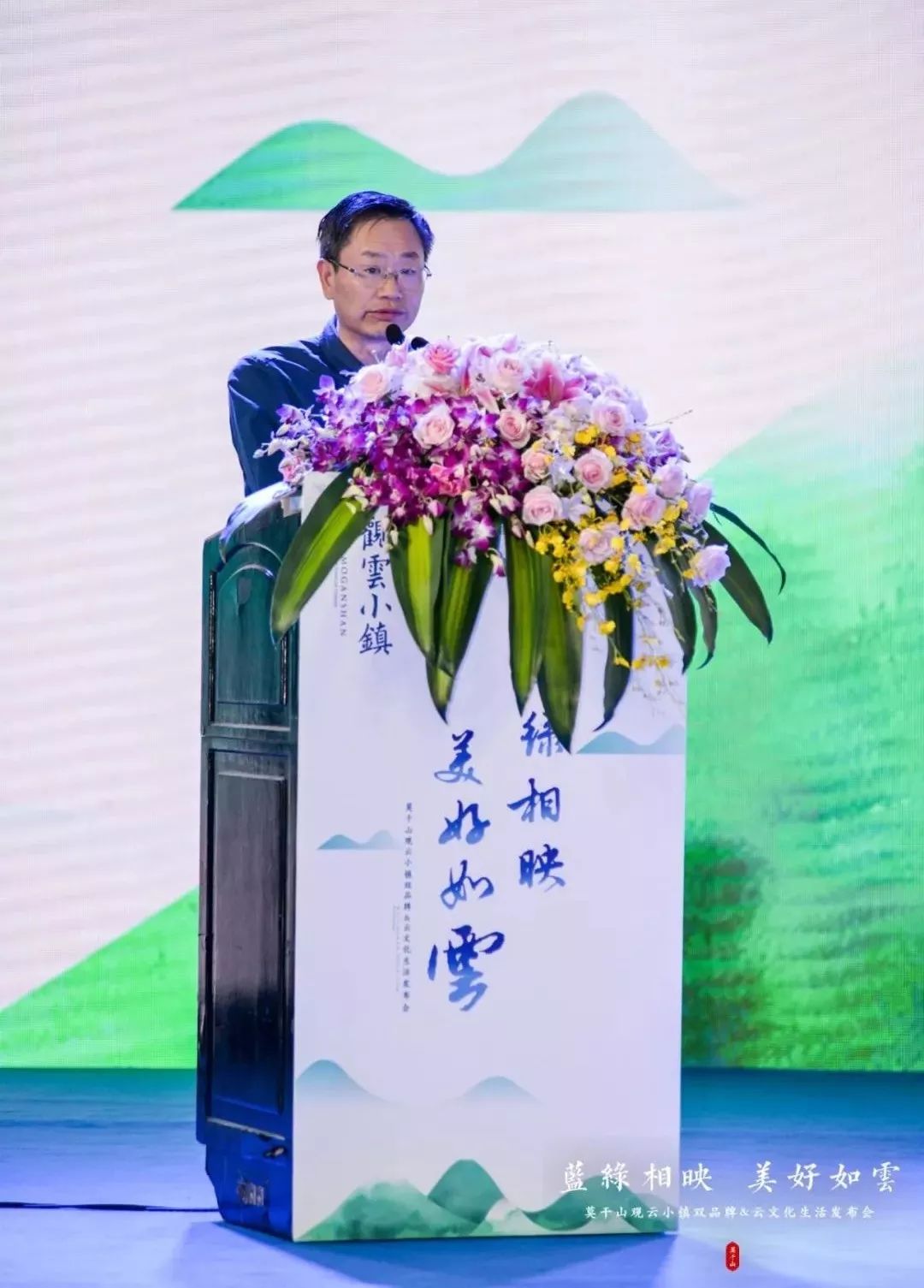 他说观云小镇是宋卫平先生百镇千亿计划最早落地的项目,此次,兄弟公司