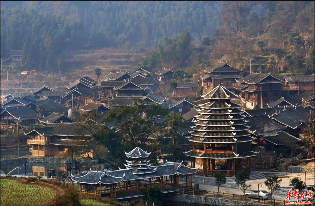 地笋苗寨:4月28日至5月1日,每天上午10点至12点的进寨游客可享用栏门