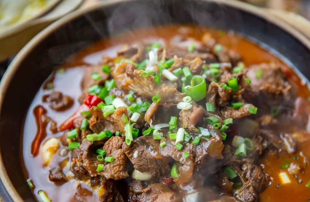 张氏父子常德肠子馆的牛肉,切得很薄,但是每一片都是有"生命"的!