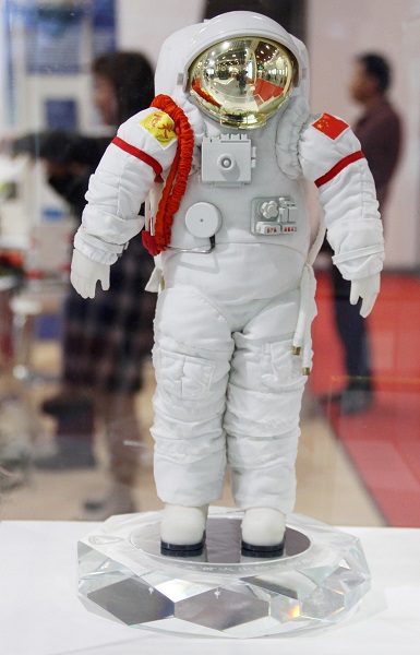 图说:2013年,第64届国际宇航大会航天展览会上,中国太空飞天舱外航天