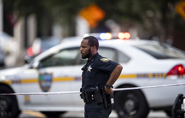 美国佛罗里达州枪击事件致2死11伤枪手开枪自尽